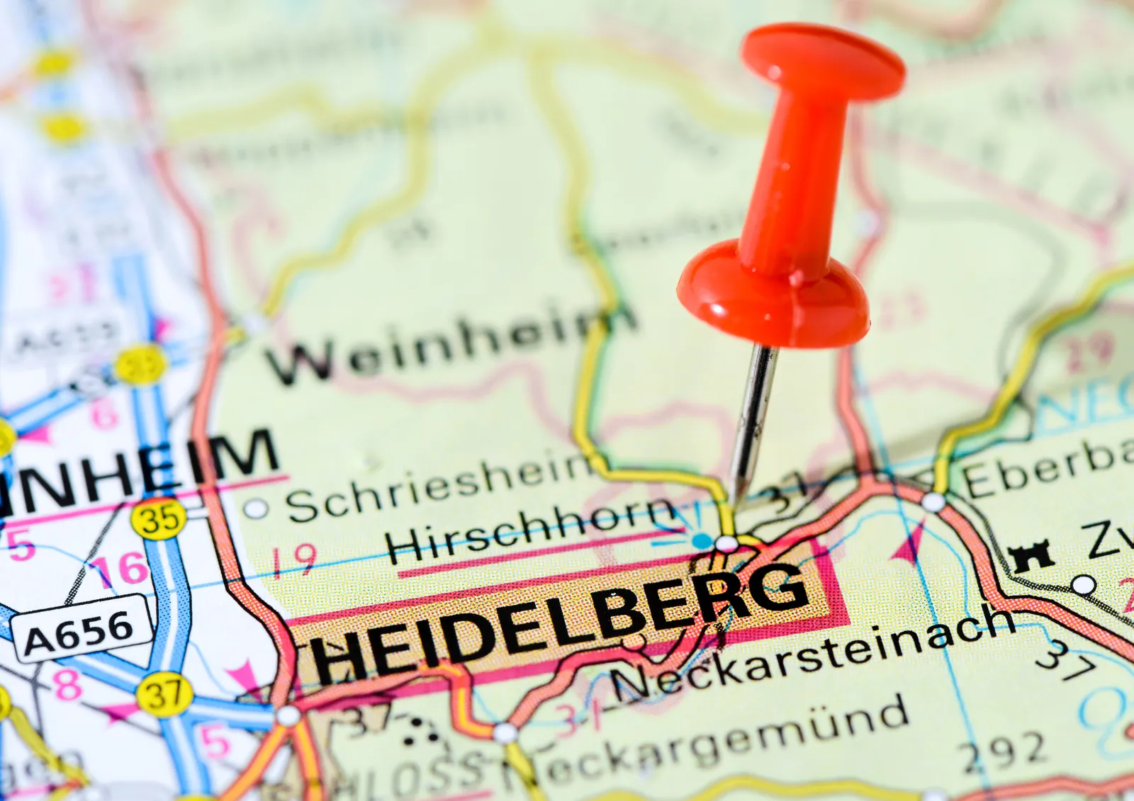 Landkarte mit roter Pinnnadel auf Heidelberg