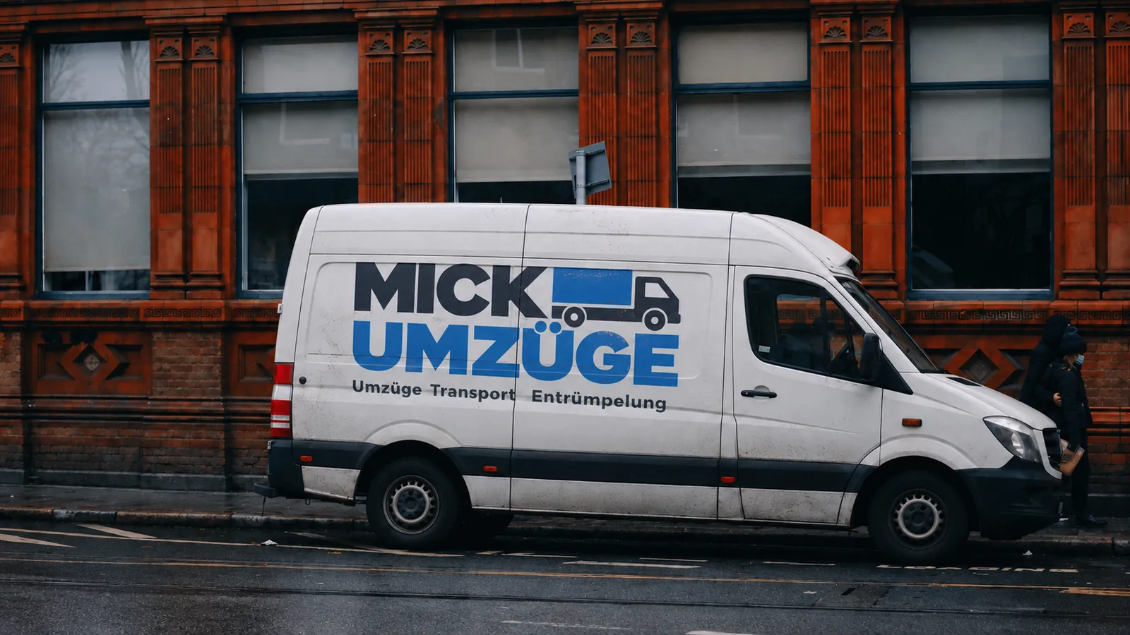 Transporter von Mick Umzüge vor einem Backsteingebäude